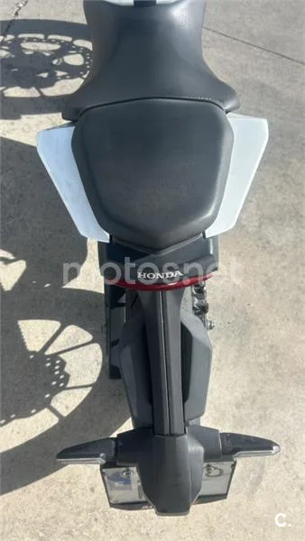 Honda CB125R - Vista 6