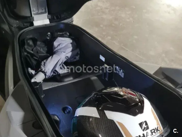 Yamaha XMAX 300 - Vista 4