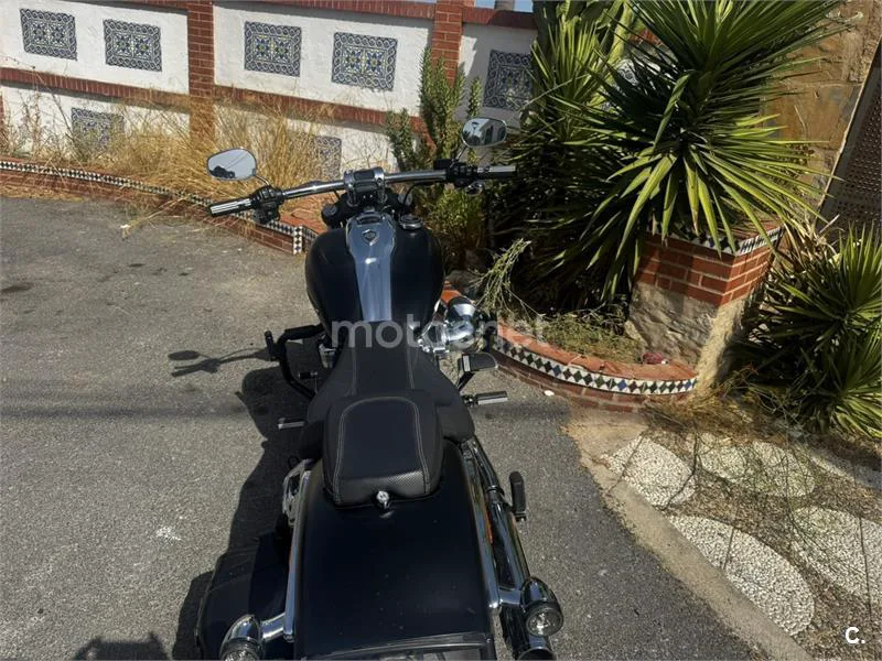 Harley-Davidson Breakout - Vista 9