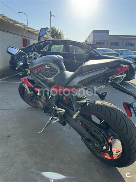 Triumph Street Triple R - Vista 4