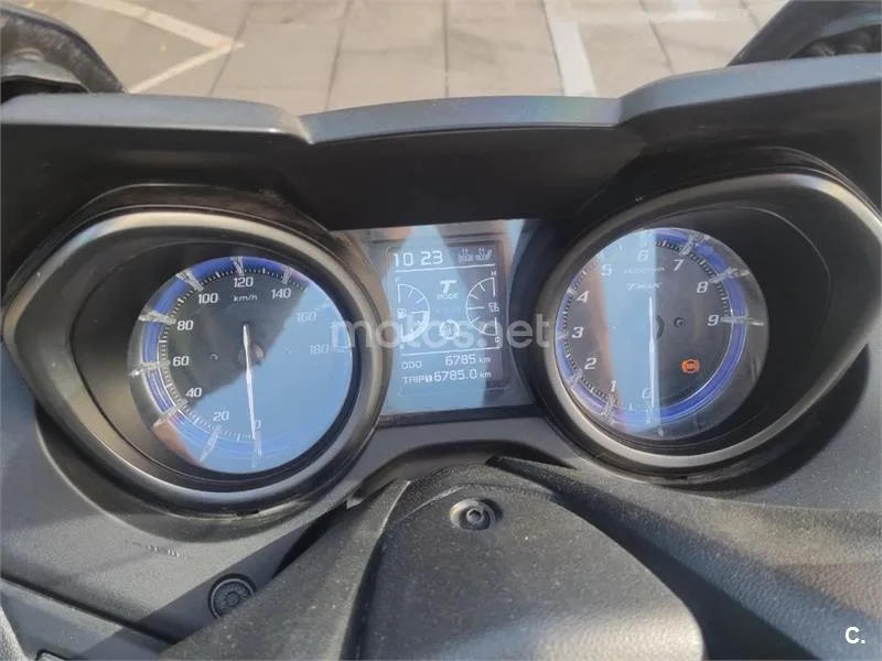 Yamaha TMAX - Vista 3