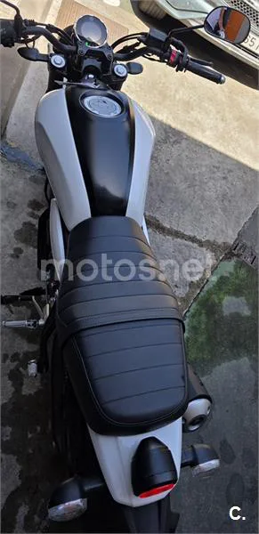 Yamaha XSR125 - Vista 5