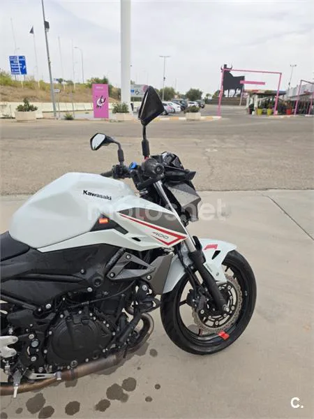 Kawasaki Z400 - Vista 4