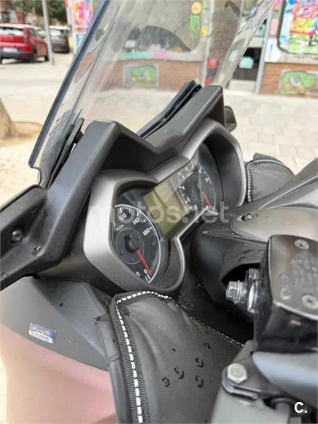 Yamaha XMAX 300 - Vista 28