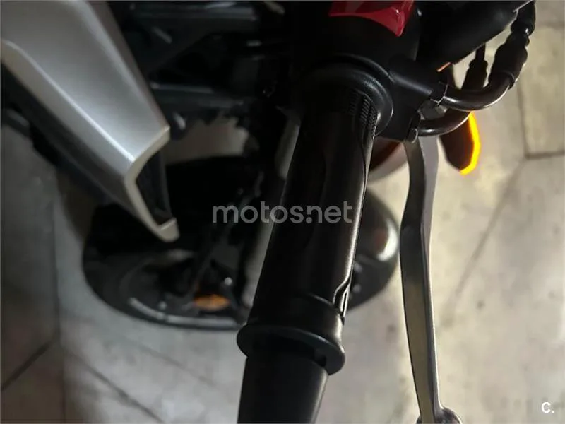 Honda CB125R - Vista 11