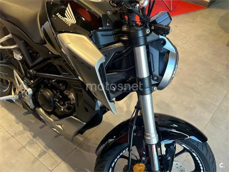 Honda CB125R - Vista 17