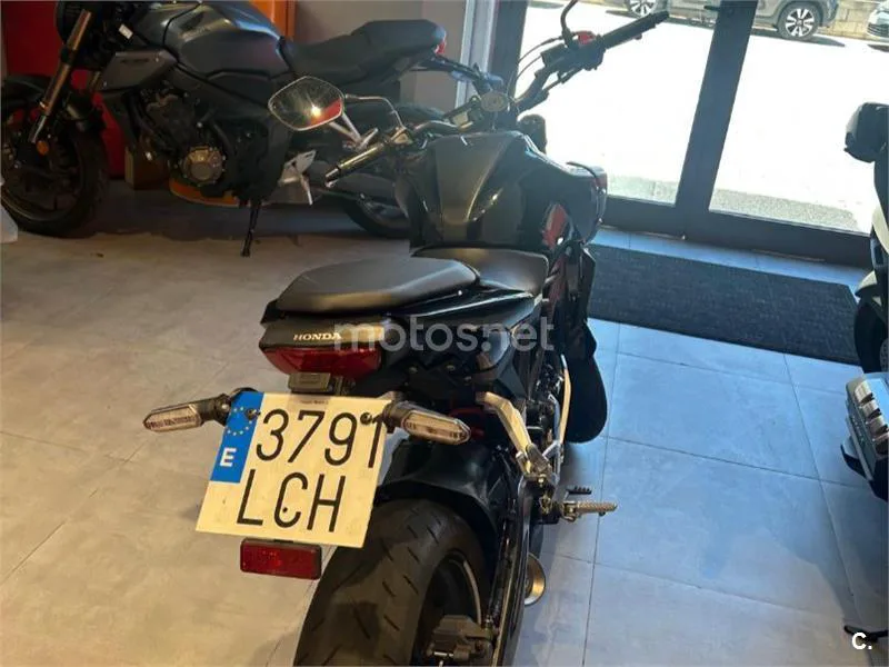 Honda CB125R - Vista 3