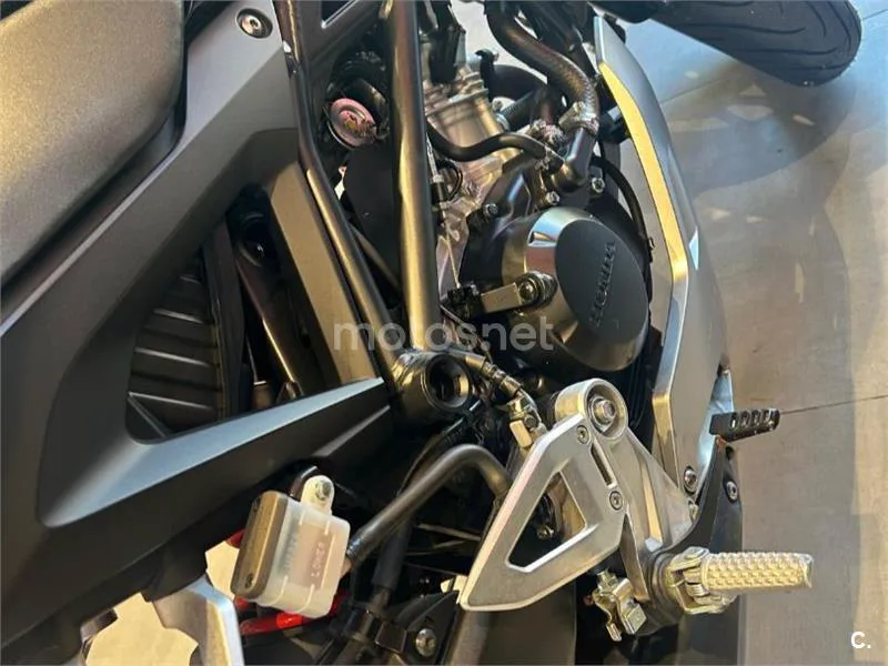 Honda CB125R - Vista 6