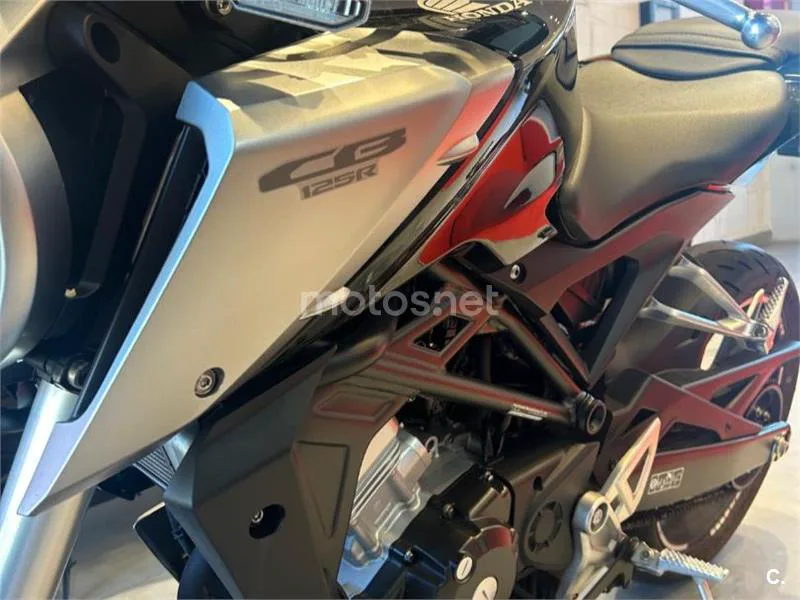 Honda CB125R - Vista 8