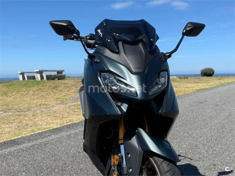 Yamaha TMAX - Vista 14