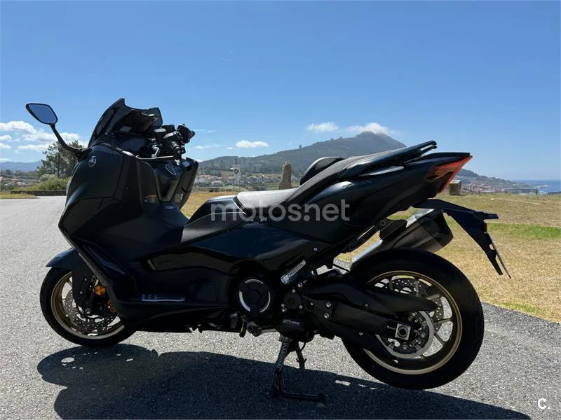 Yamaha TMAX - Vista 9