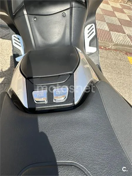 Yamaha TMAX - Vista 4