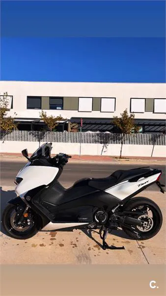 Yamaha TMAX - Vista 8