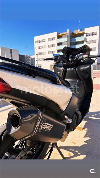 Yamaha TMAX - Vista 9