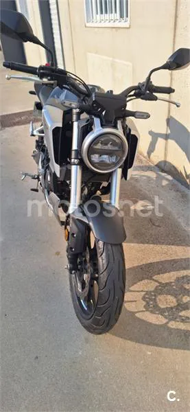 Honda CB125R - Vista 4