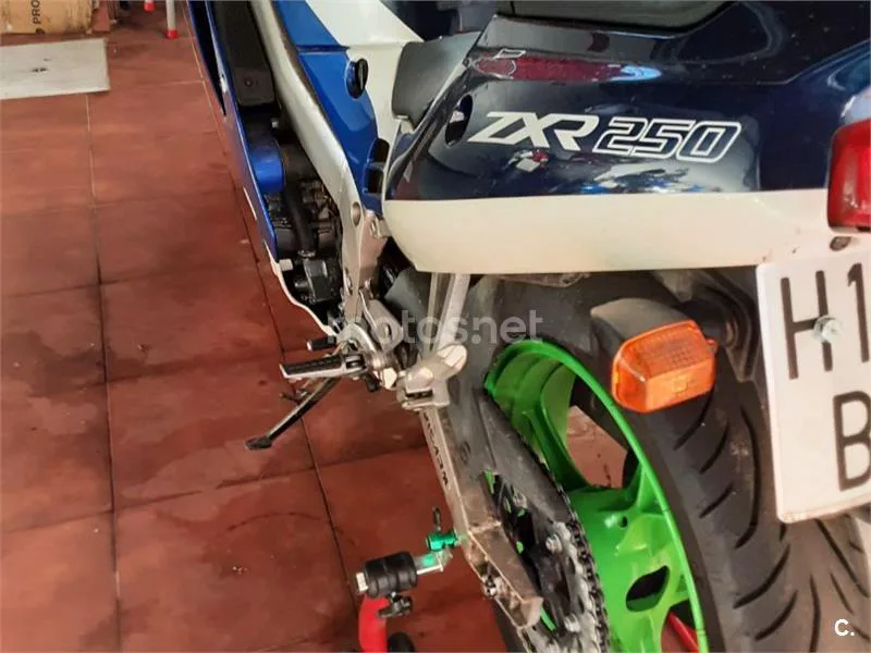 Kawasaki ZXR400 - Vista 5