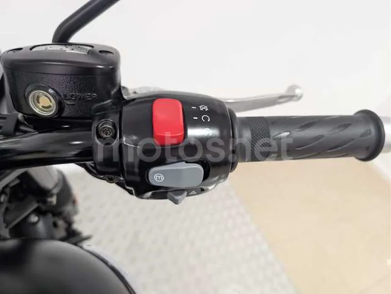 Triumph Bonneville - Vista 11