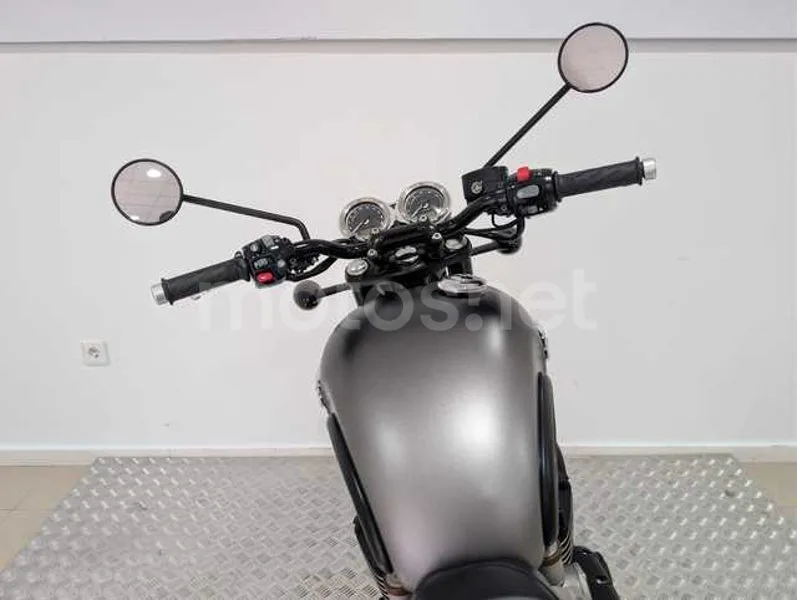 Triumph Bonneville - Vista 13