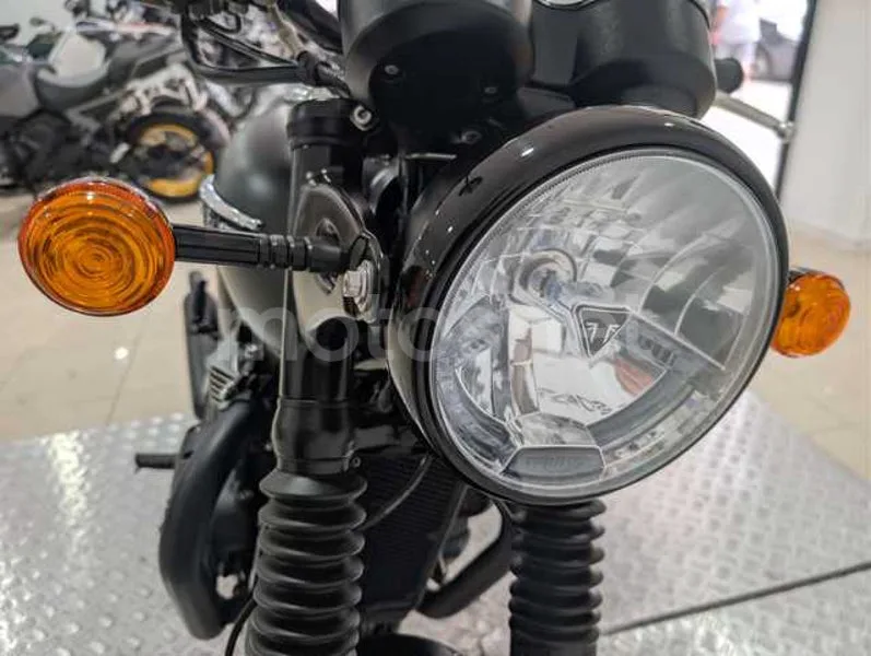 Triumph Bonneville - Vista 15