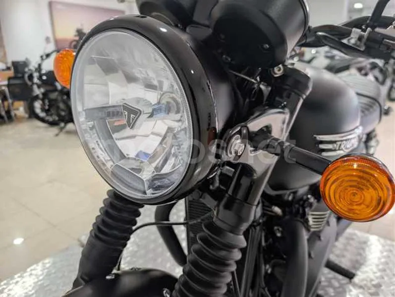 Triumph Bonneville - Vista 16