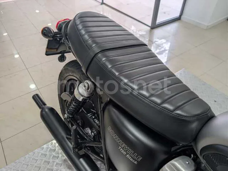 Triumph Bonneville - Vista 17