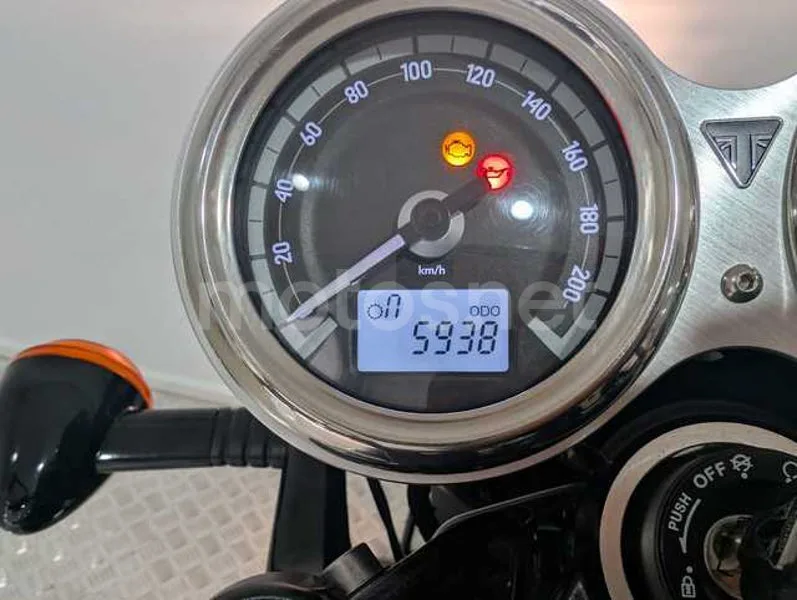 Triumph Bonneville - Vista 6