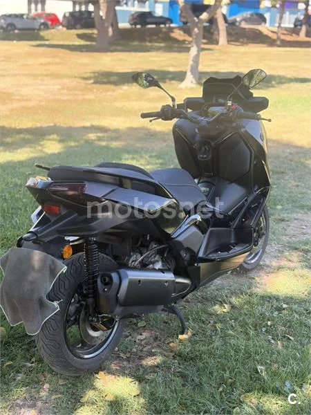 Yamaha XMAX 300 - Vista 3