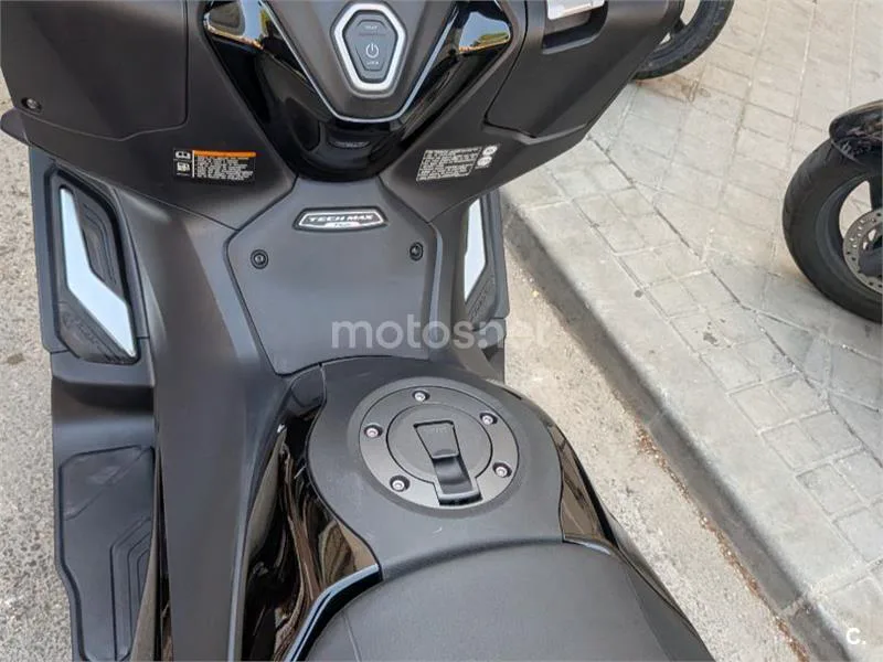 Yamaha TMAX - Vista 4