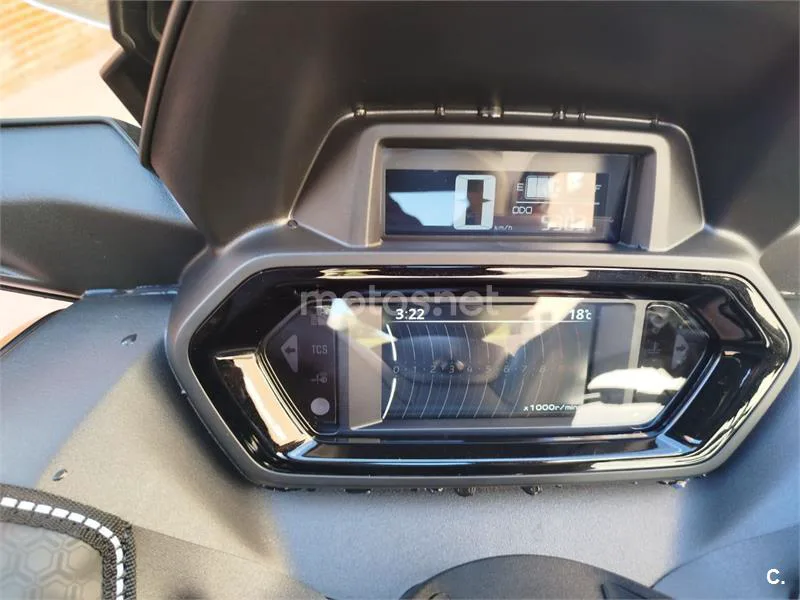 Yamaha XMAX 300 - Vista 9