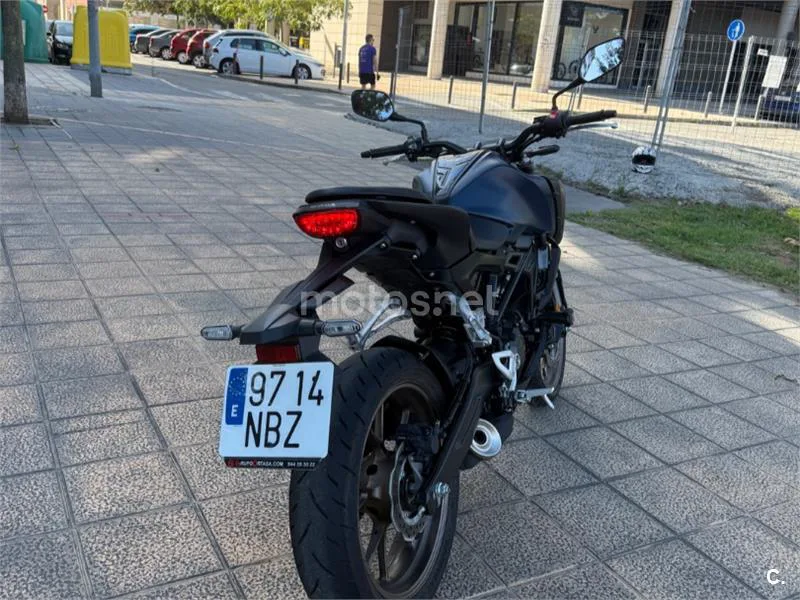 Honda CB125R - Vista 4