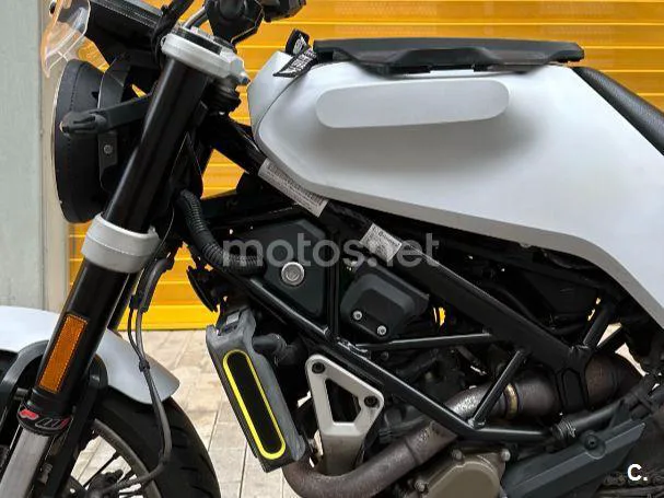 Husqvarna Svartpilen 401 - Vista 4