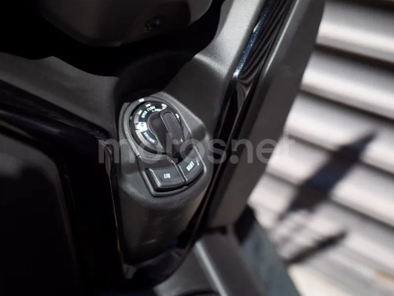Yamaha XMAX 300 - Vista 17