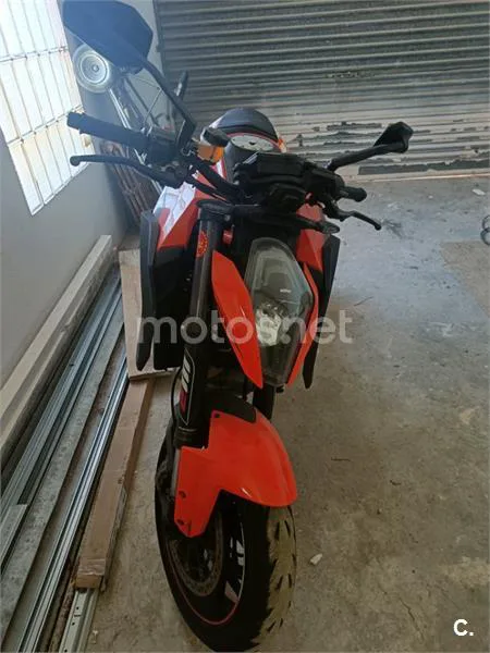 KTM 1290 Super Duke R - Vista 3