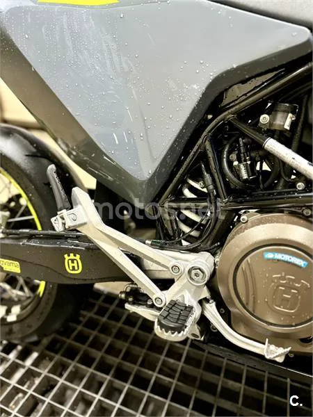 Husqvarna 701 Supermoto - Vista 13