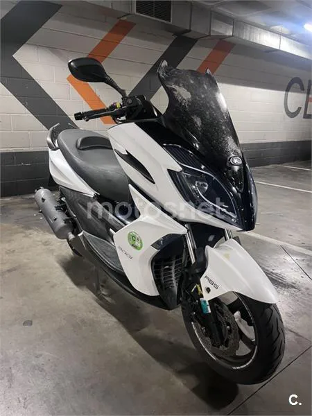 Kymco K-XCT 300i - Vista 4