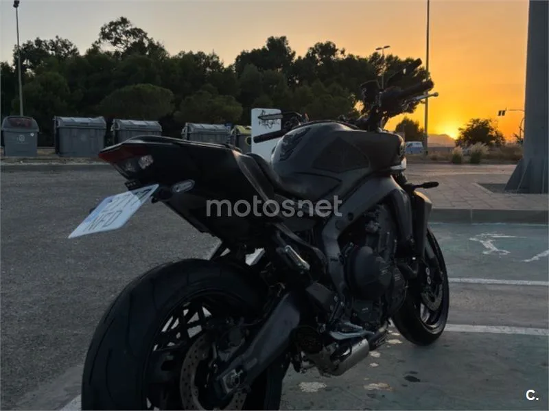 Yamaha MT-09 - Vista 16