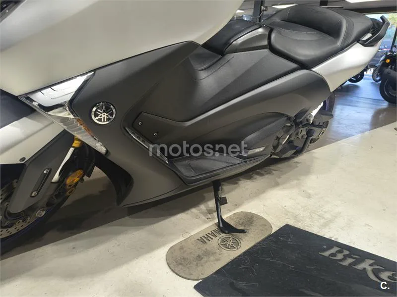 Yamaha TMAX - Vista 4