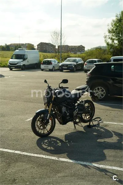 Honda CB125R - Vista 16