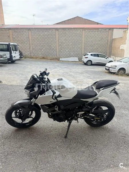 Kawasaki Z400 - Vista 4