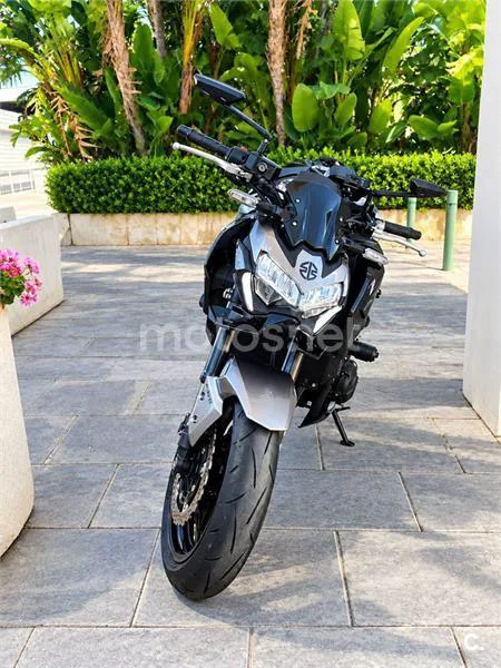 Kawasaki Z900 - Vista 3