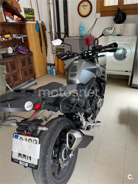 Honda CB750 Hornet - Vista 3