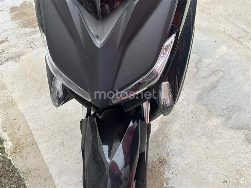 Yamaha XMAX 400 - Vista 5