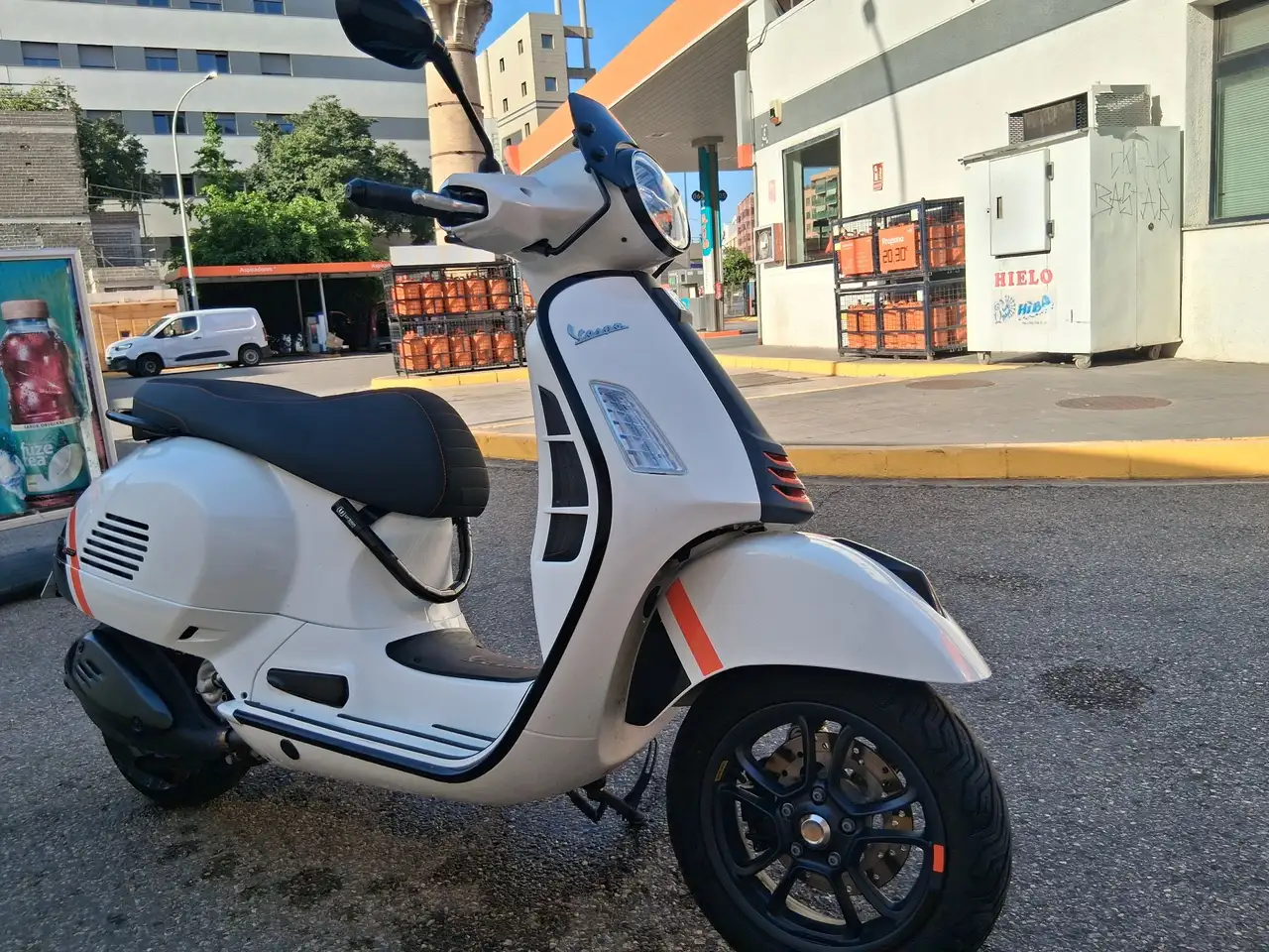 Vespa GTS SuperSport 300 - Vista 3