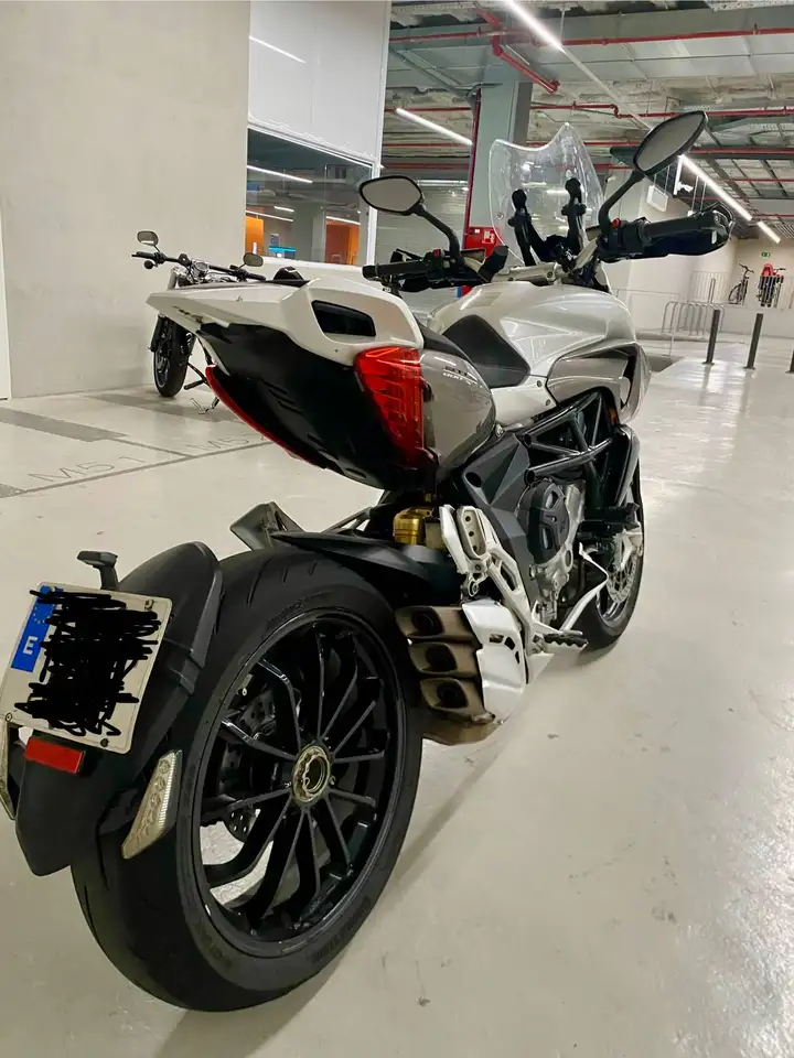 MV Agusta Stradale 800 - Vista 3