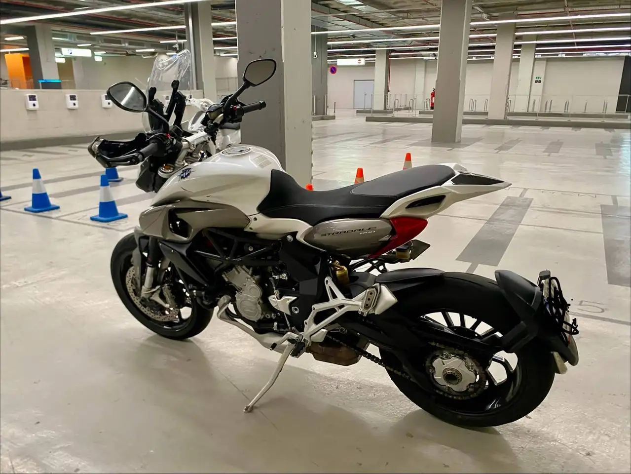 MV Agusta Stradale 800 - Vista 4