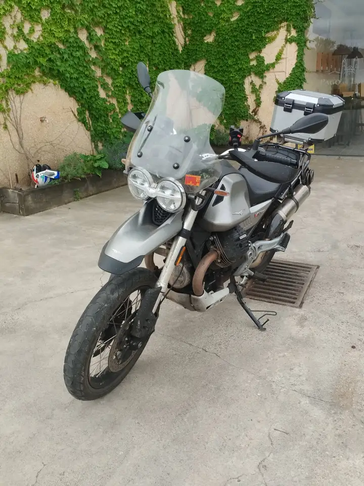 Moto Guzzi V85 TT - Vista 3