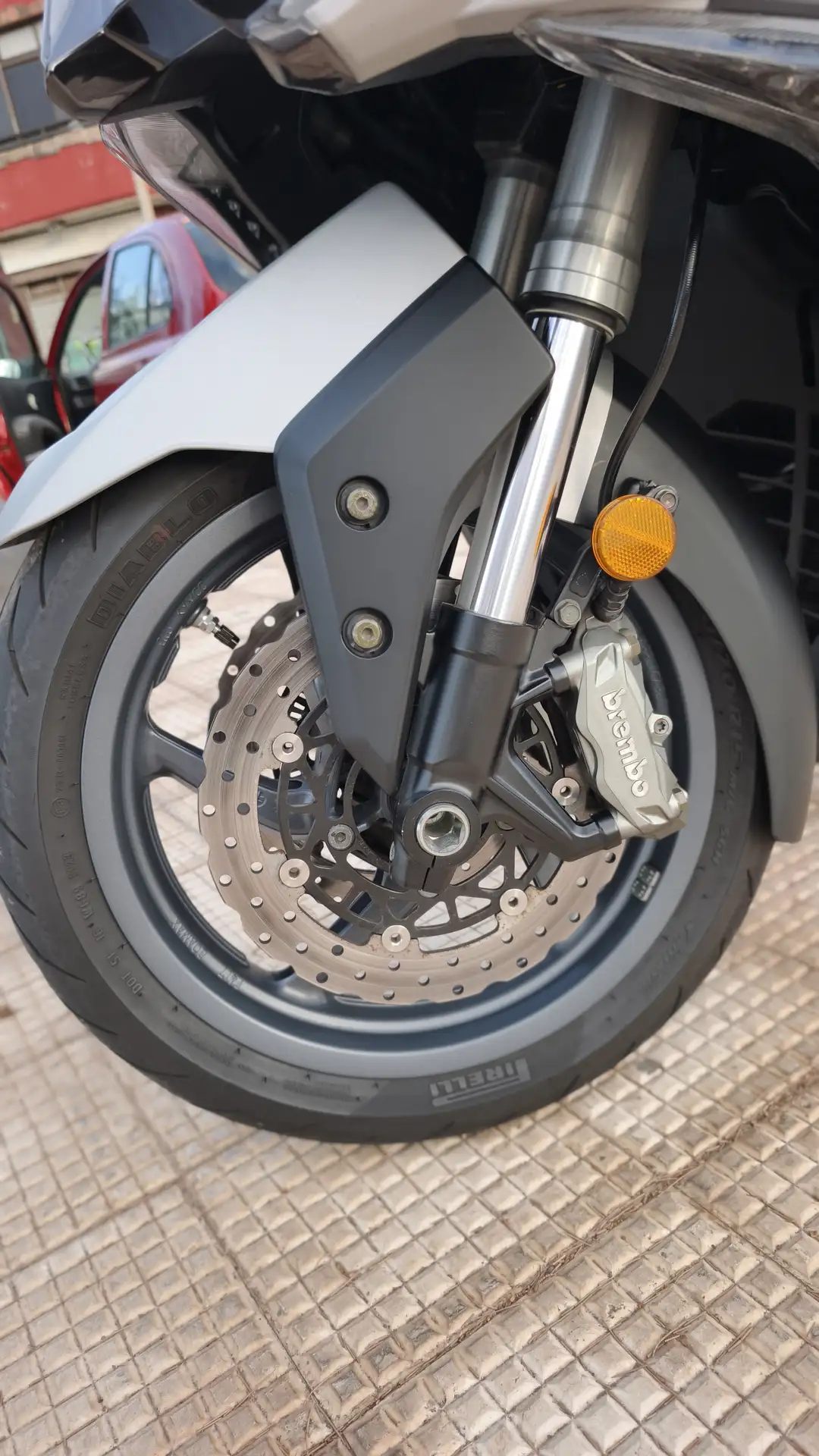 Kymco AK 550 – Vista 2