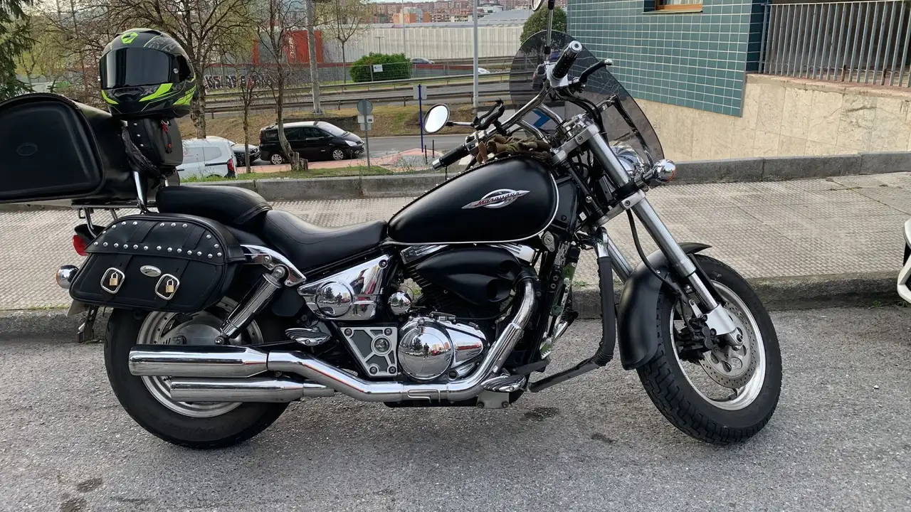 Suzuki VZ 800 – Vista 3