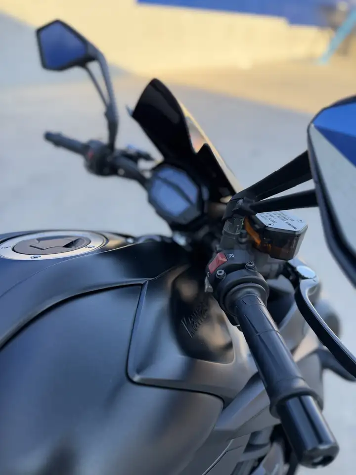 Kawasaki Z1000 - Vista 18