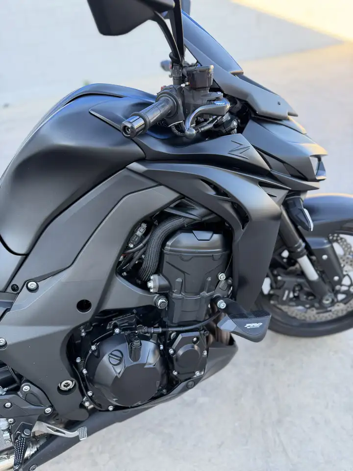 Kawasaki Z1000 - Vista 20